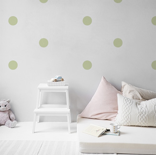 Sticker adhésif rond vert pâle pour déco de mur blanc de chambre d'enfant