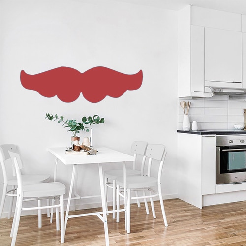 Moustache rouge bien fournie stickée au mur d'une cuisine