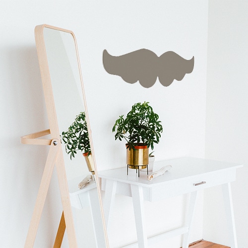 Sticker moustache taupe collé près d'un miroir