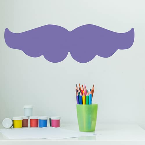 sticker géant moustache violette collé au mur d'une pièce pour enfants