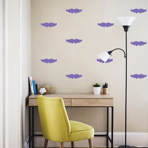 Mosaïque de moustaches violette colée au mur d'un petit bureau