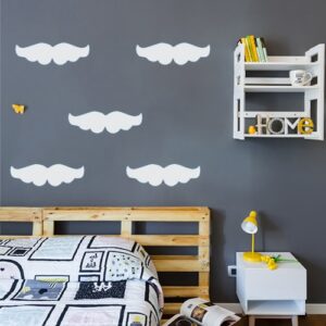 Ensemble de stickers moustaches grises collé à un mur gris foncé dans une chambre