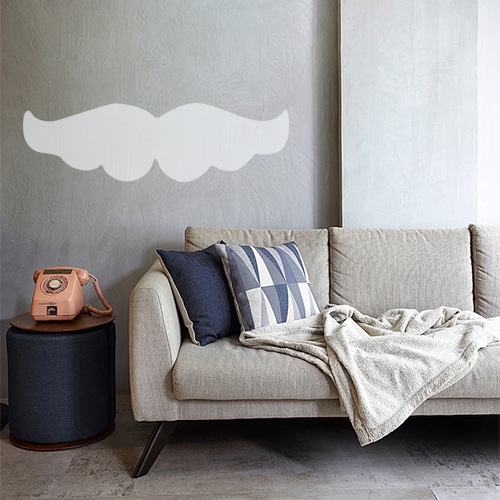 Sticker géant moustache grise bien fournie collé au mur d'une pièce à vivre