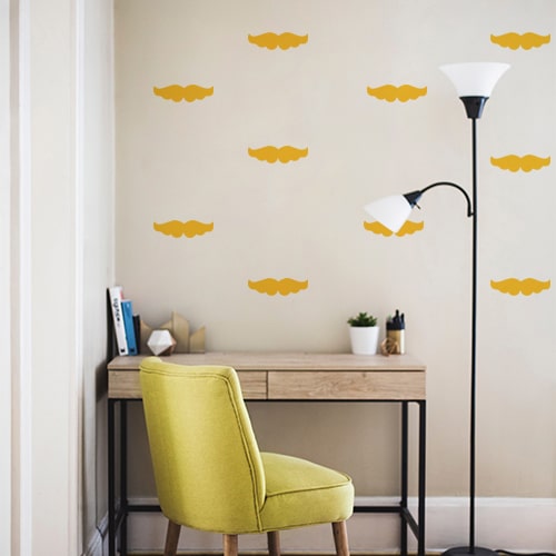Ensemble de petits stickers jaunes collés au mur d'un bureau