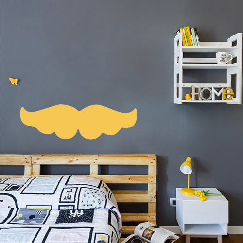 Sticker géant moustache jaune collé au mur d'une chambre