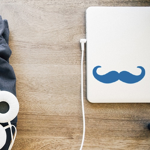 PC portable orné d'un sticker décoratif moustache en croc bleue
