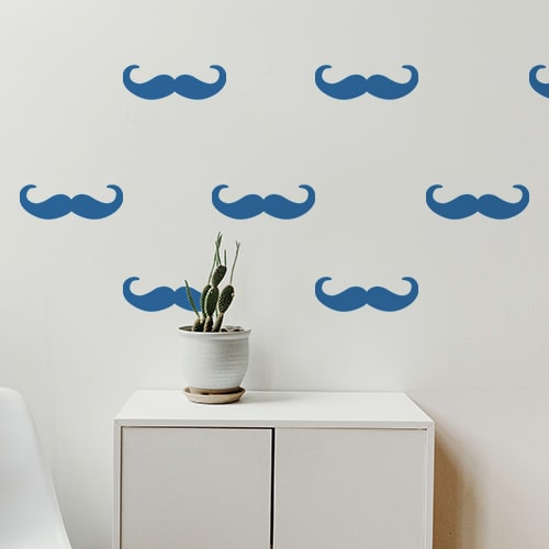 Frise de stickers moustaches en croc bleue collée au mur d'une pièce