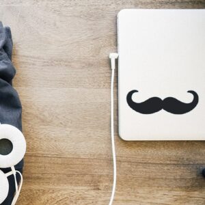 Mosutache en croc noire stickée sur un ordinateur portable