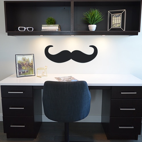 mur de bureau mis en valeur par un sticker moustache en croc noire