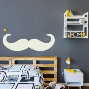 sticker beige moustache en croc collé sur un mur gris foncé