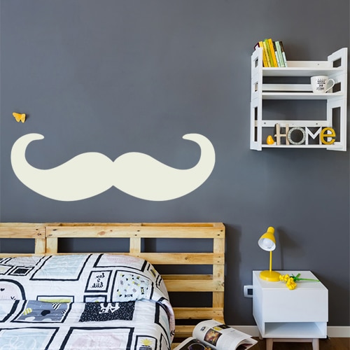sticker beige moustache en croc collé sur un mur gris foncé