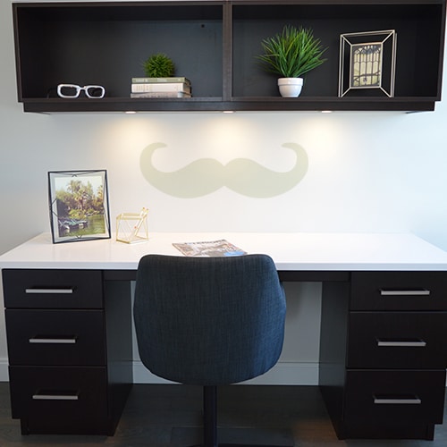 bureau avec un sticker adhésif moustache en croc beige collé au mur