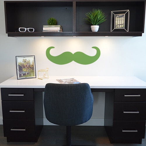 sticker mural moustache autocollante en croc verte au mur d'un bureau
