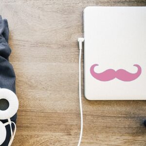 PC blanc orné d'un sticker moustache en croc rose