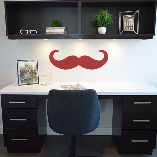 mur de bureau orné d'un autocollant ticker moustache en croc rouge
