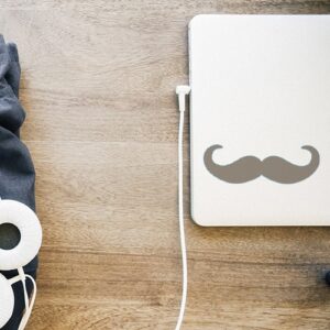 Ordinateur portable avec une moustache en croc taupe