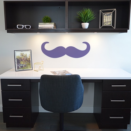 Mur blanc ornée d'une moustache en croc violette géante
