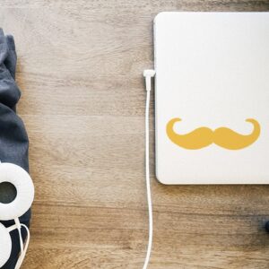 sticker moustache en croc jaune collé sur un ordinateur
