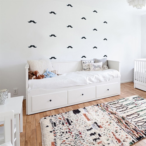 chambre pour enfant avec une frise de stickers moustaches épaisses noires