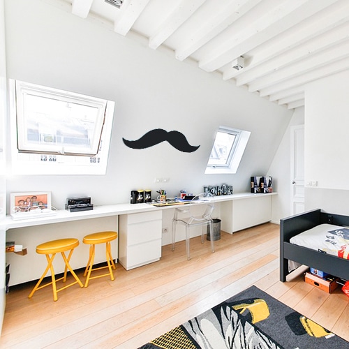 moustache épaisse noire géante collée au mur d'une chambre
