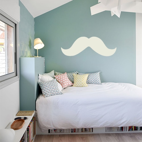 sticker géant moustache beige sur un mur bleu dans une chambre