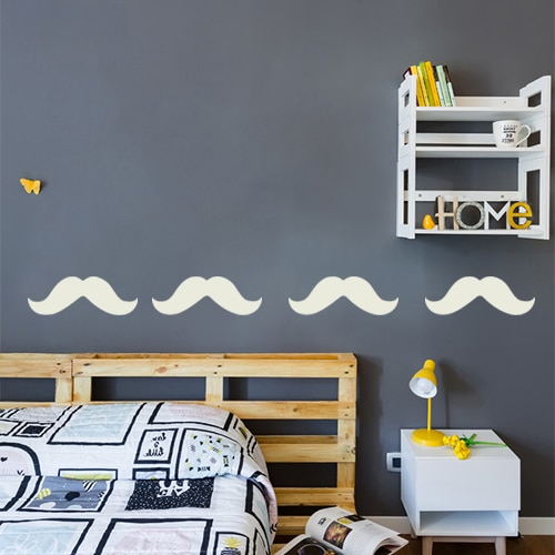 frise de moustaches beiges collé sur un mur gris foncé