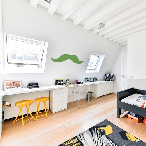 moustache verte géante stickée au mur d'une chambre