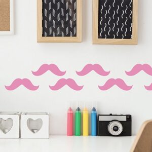 Frise de stickers moustache rose collés au mur d'une pièce