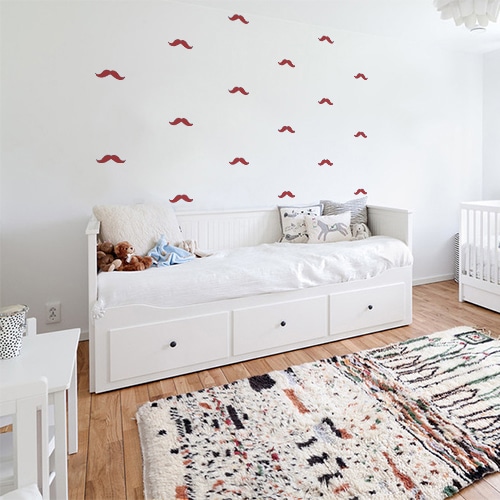 sticker frise de moustaches rouges dans une chambre
