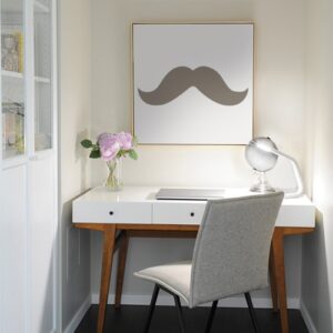 sticker moustache taupe sur un tableau au mur