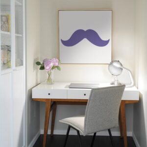 sticker décoratif moustache violette sur un tableau au dessus d'un bureau
