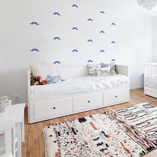 Frise de petites moustaches violettes dans une chambre à couché