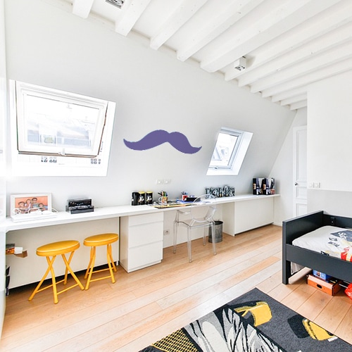 sticker mural géant moustache violette collé au mur