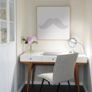Sticker Moustache grise collé sur un tableau au dessus d'un bureau