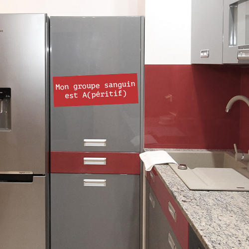 Sticker Mon groupe sanguin citation sur un frigo dans une cuisine moderne