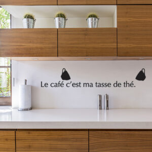 Sticker citation "le café c'est ma tasse de thé" sur mur de cuisine design