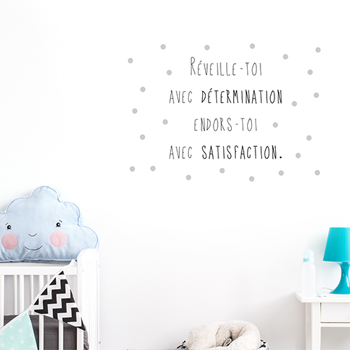 Sticker déco faites des bêtises collé au mur d'une chambre d'enfant