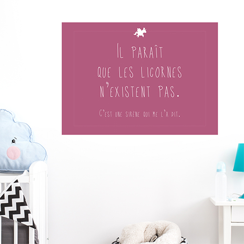 Autocollant déco chambre d'enfant citation rose foncé sur les licornes