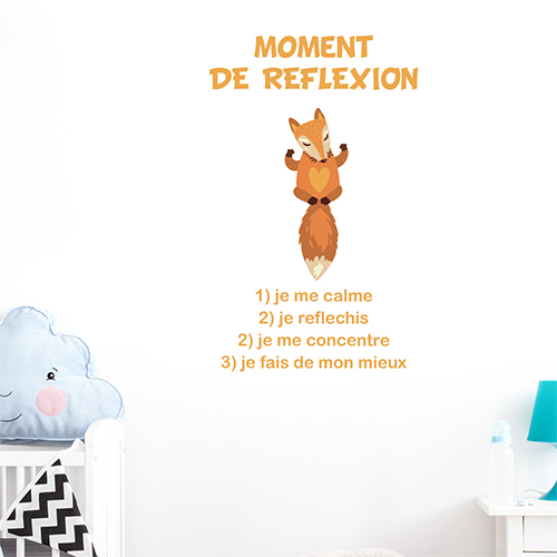 Sticker mural Renard collé au dessus d'un lit dans une chambre de bébé