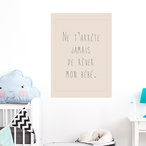 Sticker mural Ne t'arrête jamais de rêver posé dans une chambre de bébé