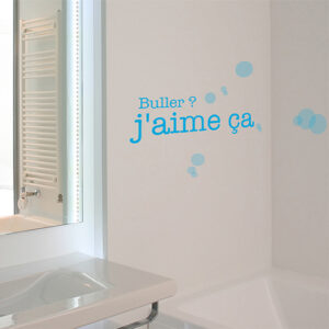 Sticker mural Buller j'aime ca déco dans une salle de bain à côté d'une fenêtre