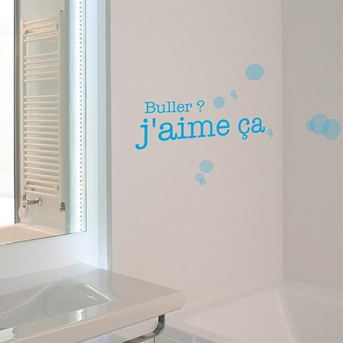 Sticker mural Buller j'aime ca déco dans une salle de bain à côté d'une fenêtre