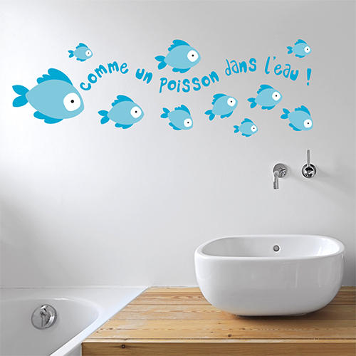 Sticker comme un poisson citation au dessus d'un lavabo dans une salle de bain