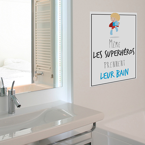 Sticker Superheros déco posé à côté d'une fenêtre de salle de bain