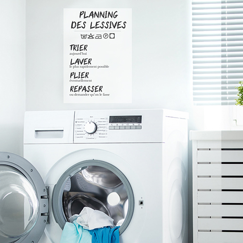 Sticker planche règle de la SDB au dessus d'une table déco pour la salle de bain