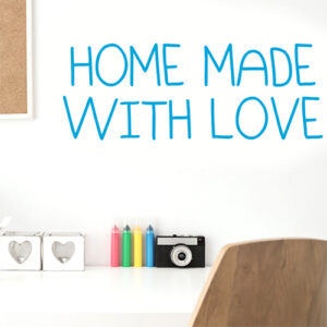 Adhésif citation d'amour "home made with love" bleu au dessus d'un bureau blanc