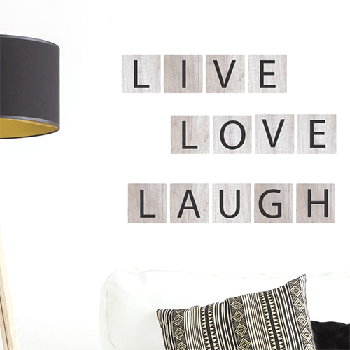 Sticker adhésif Live Love Laugh à côté d'une lampe