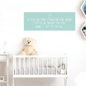 Sticker Le plus dur éducation blanc sur fond bleu au dessus d'un lit pour bébé