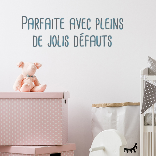 Sticker mural Parfaite avec pleins de défauts au dessus d'un lit de bébé