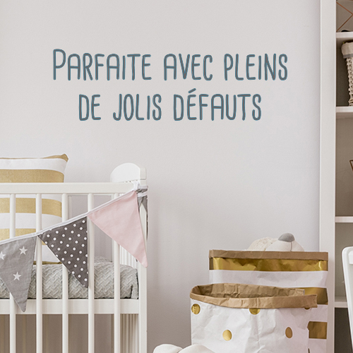 Sticker adhésif citation Parfaite avec pleins de défauts dans une chambre de bébé